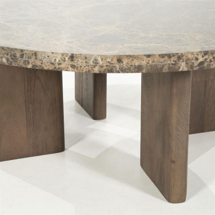 Detailaufnahme des Couchtisch Lando large Mango mit Fokus auf die Marmorplatte und die Holzbeine - Eleonora