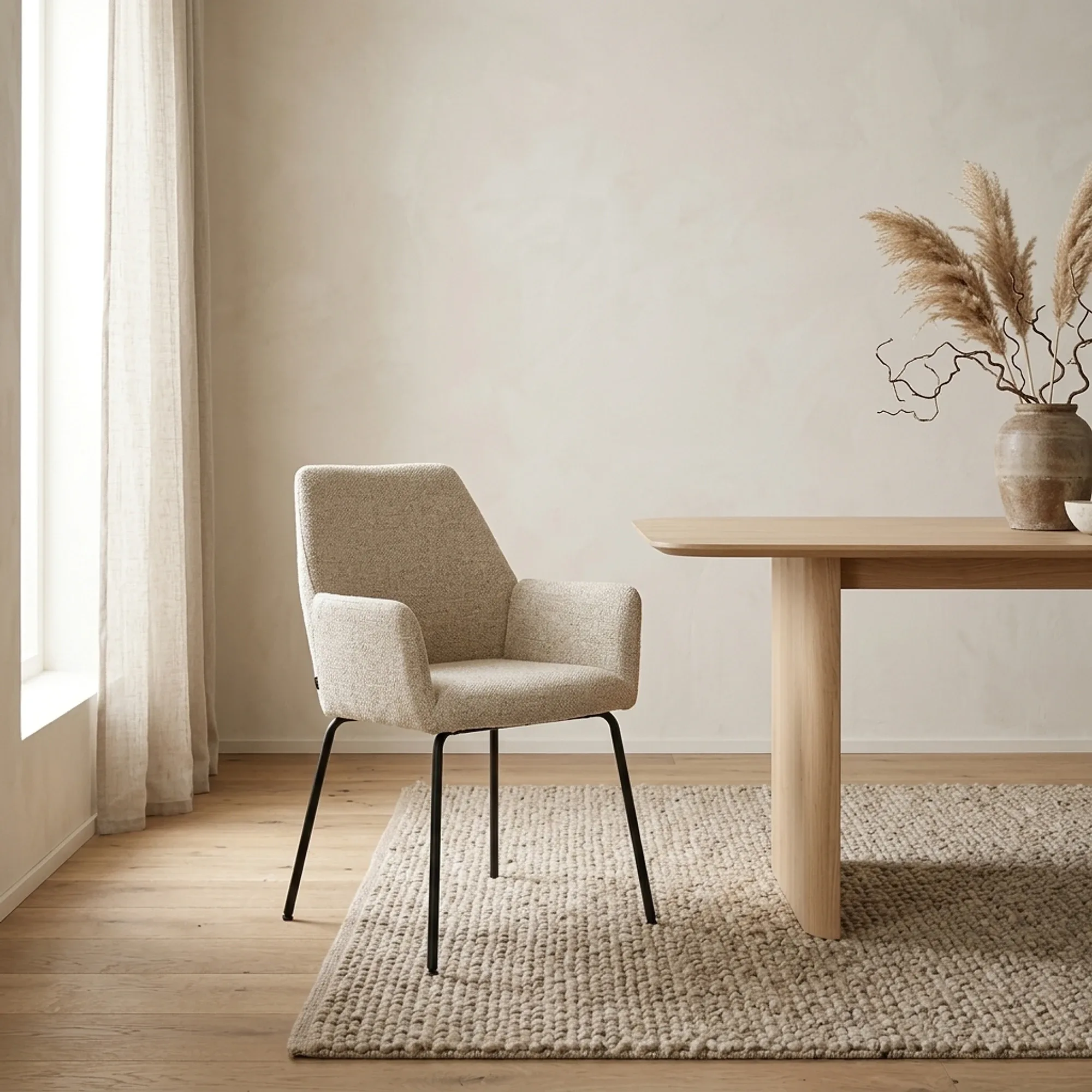 Stuhl Indy Donna in einem hellen Wohnzimmer mit einem Holztisch und einem cremefarbenen Teppich - Eleonora