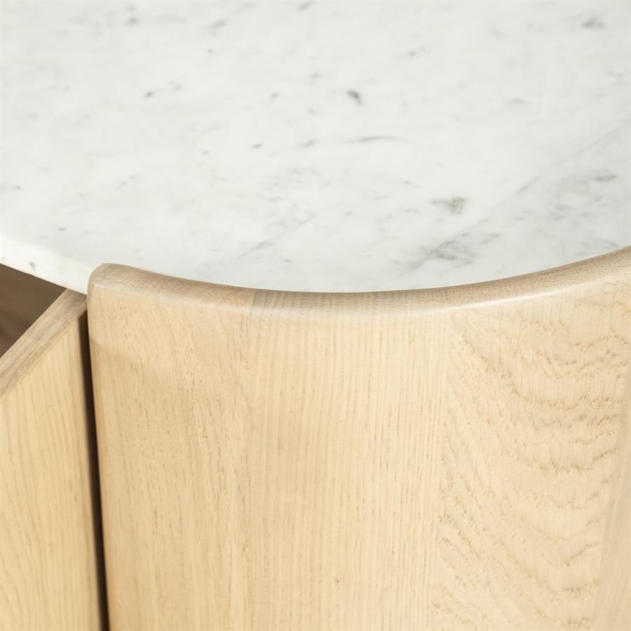 Detailaufnahme des Sideboard Don Eichenholz, mit der Rundung des Sideboards und einer Marmorplatte - Eleonora