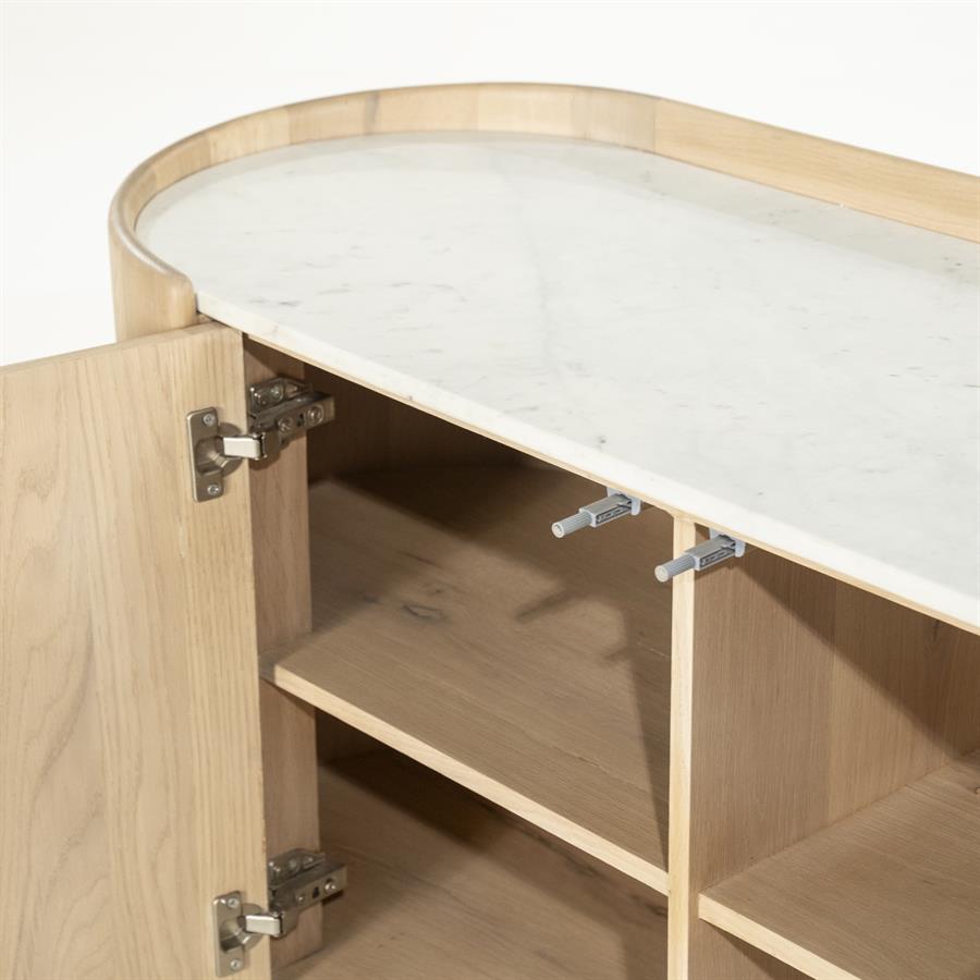 Sideboard Don Eichenholz mit offener Tür, Detail der Innenseite mit Einlegeböden und Marmorplatte - Eleonora
