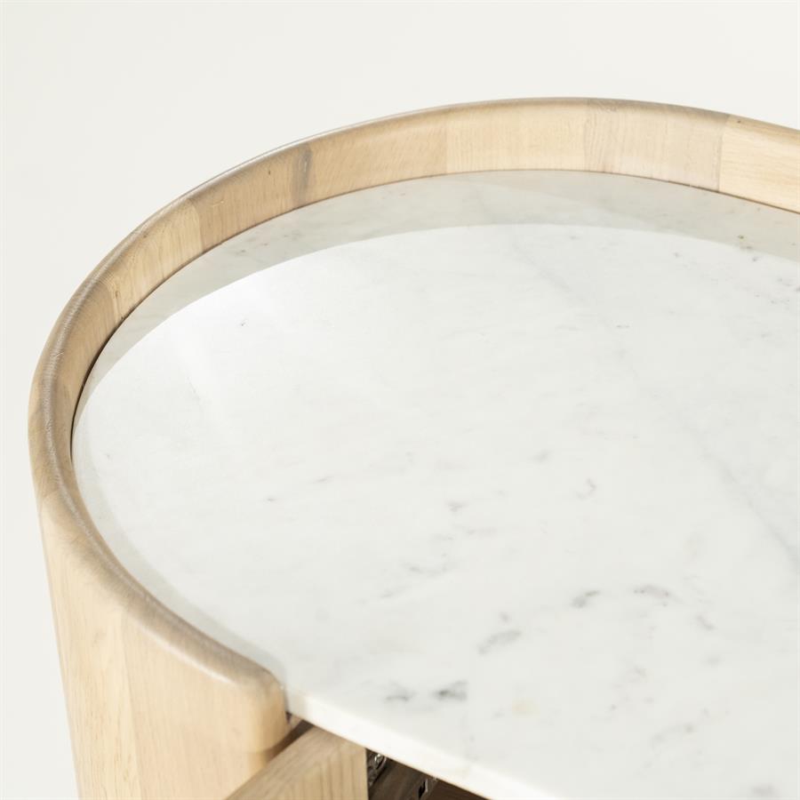 Nahaufnahme der Oberseite des Sideboard Don Eichenholz mit einer Marmorplatte und Holzrand - Eleonora