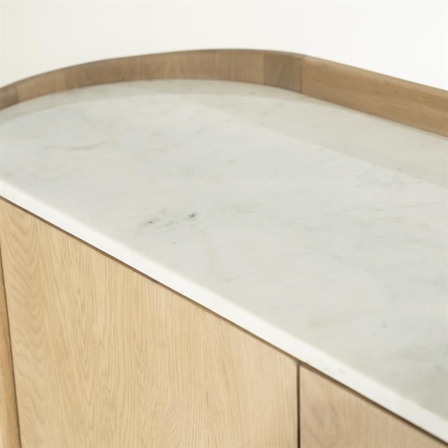 Detailaufnahme der hellen Marmorplatte des Schranks Don Eiche mit Holzrand - Eleonora