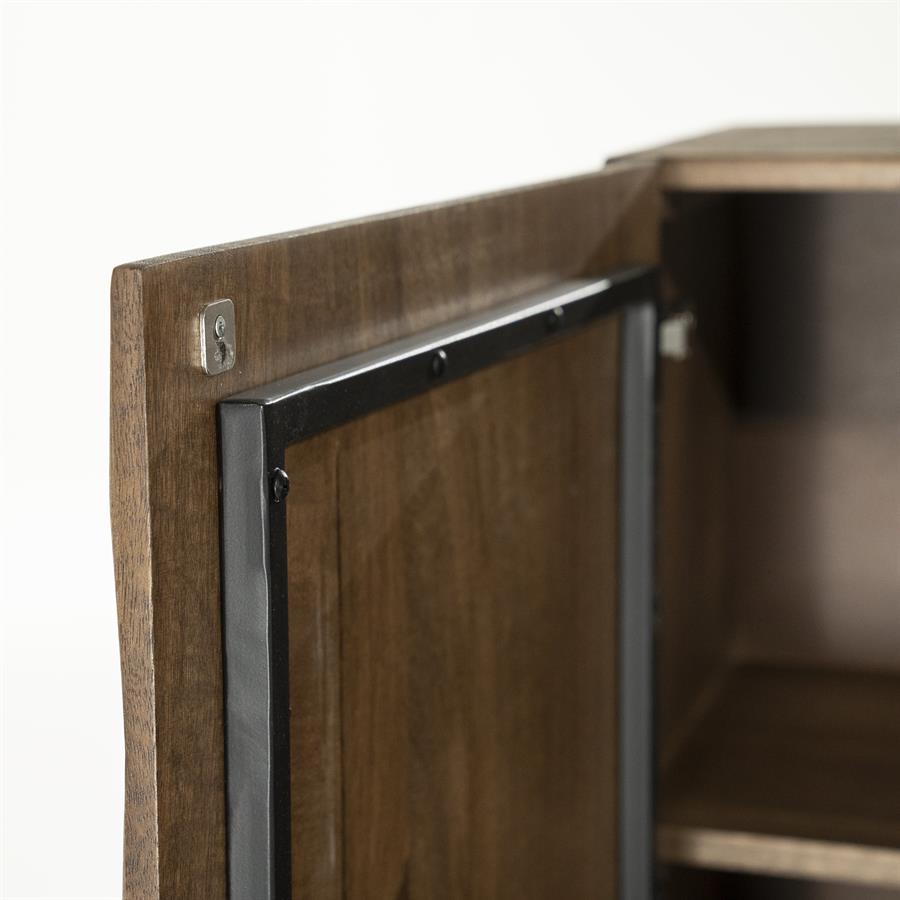 Detailaufnahme der offenen Tür des Kabinettschrank Felix Mangoholz mit einem Metallrahmen und Verschluss - Eleonora