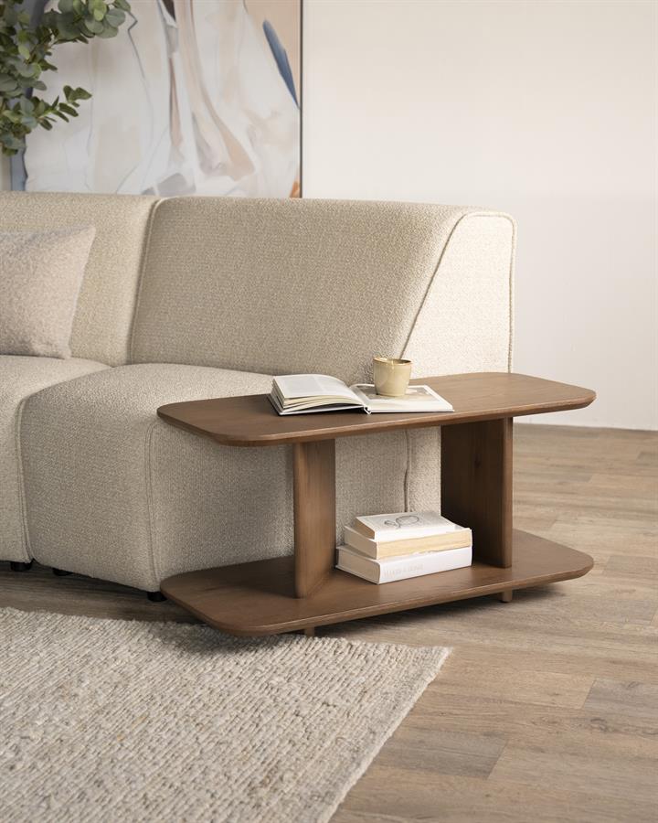 Beistelltisch Ty braun Eiche in einem hellen Wohnzimmer mit beigem Sofa und Teppich - Eleonora