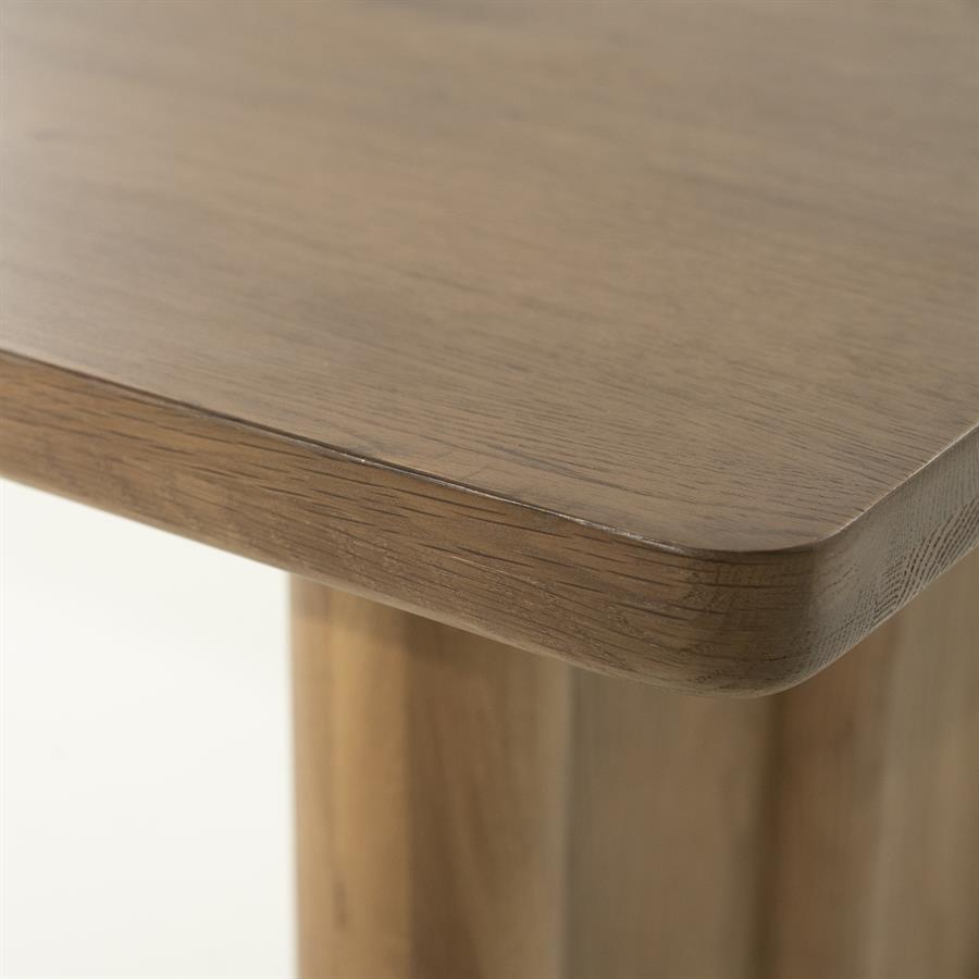 Detailaufnahme des Esstisch Jake Eiche, mit der abgerundeten Ecke und Holzmaserung deutlich sichtbar - Eleonora