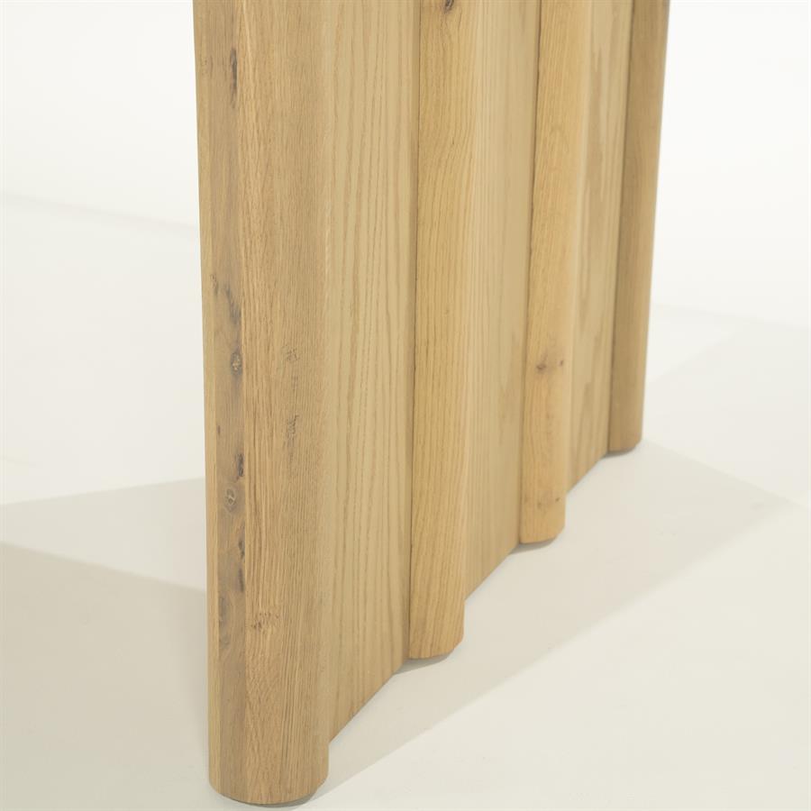 Detail des Esstisch Jake Eiche, mit den gewellten Holzbeinen auf weißem Hintergrund - Eleonora