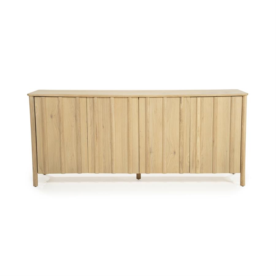 Sideboard Jake Eiche auf weißem Hintergrund, mit Türen mit vertikalen Holzlatten - Eleonora