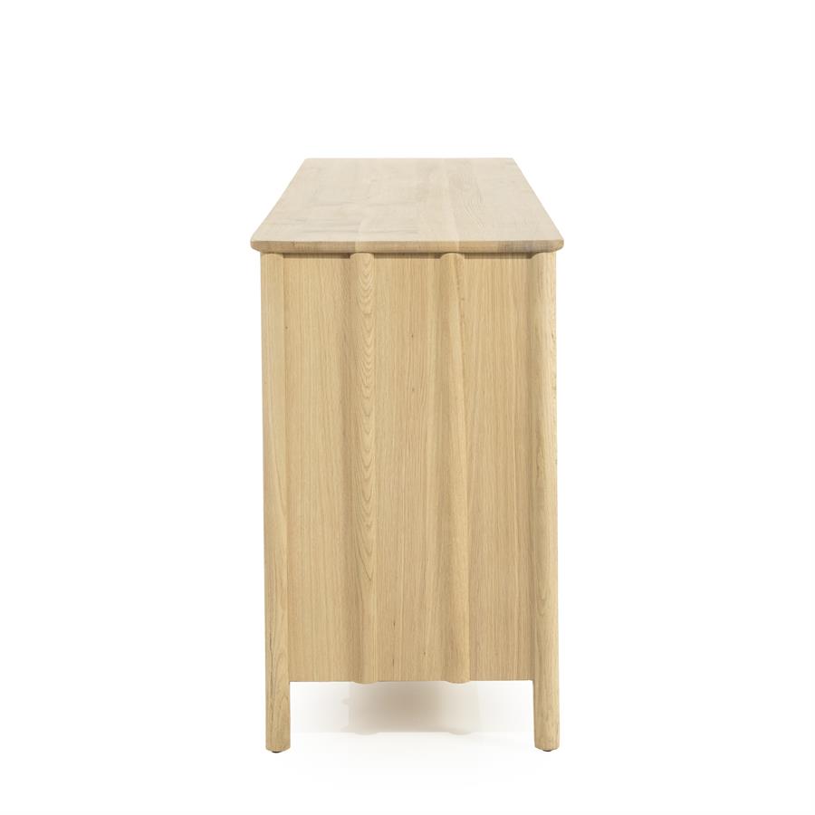 Sideboard Jake Eiche auf weißem Hintergrund, von der Seite fotografiert - Eleonora