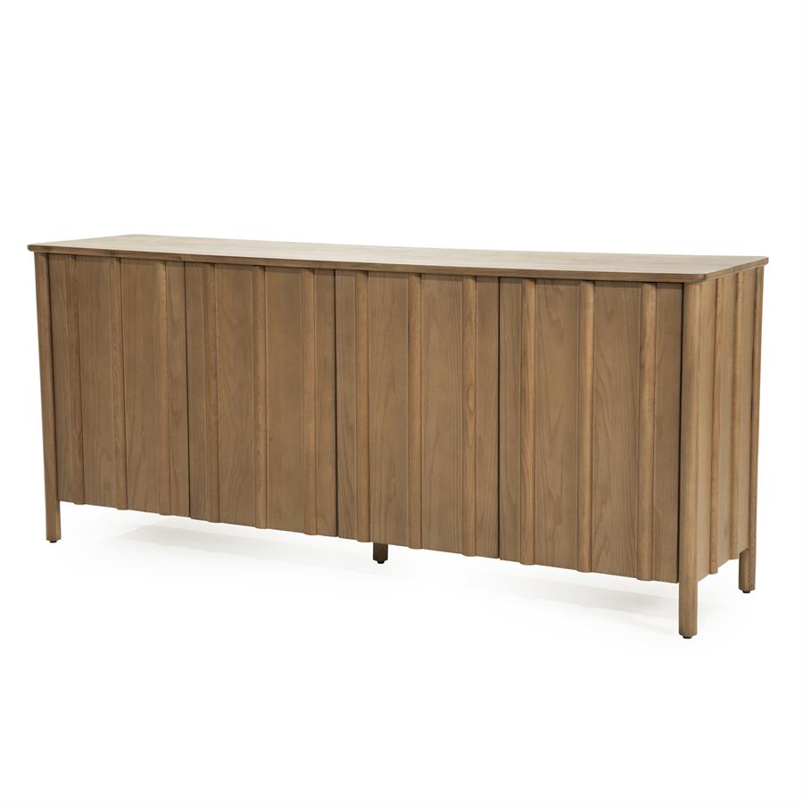 Sideboard Jake Eiche auf weißem Hintergrund, aus einem niedrigen Blickwinkel fotografiert - Eleonora