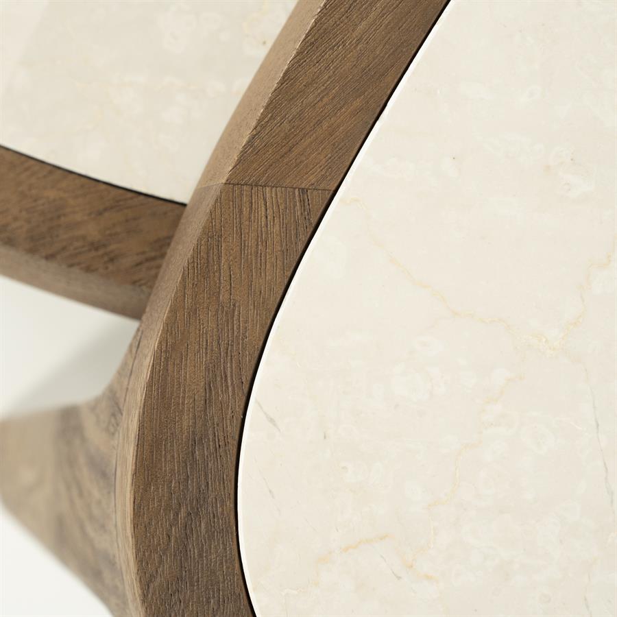 Nahaufnahme des Couchtisch Fred Small Mangoholz mit einem Detail des Holzes und der hellen Tischplatte - Eleonora