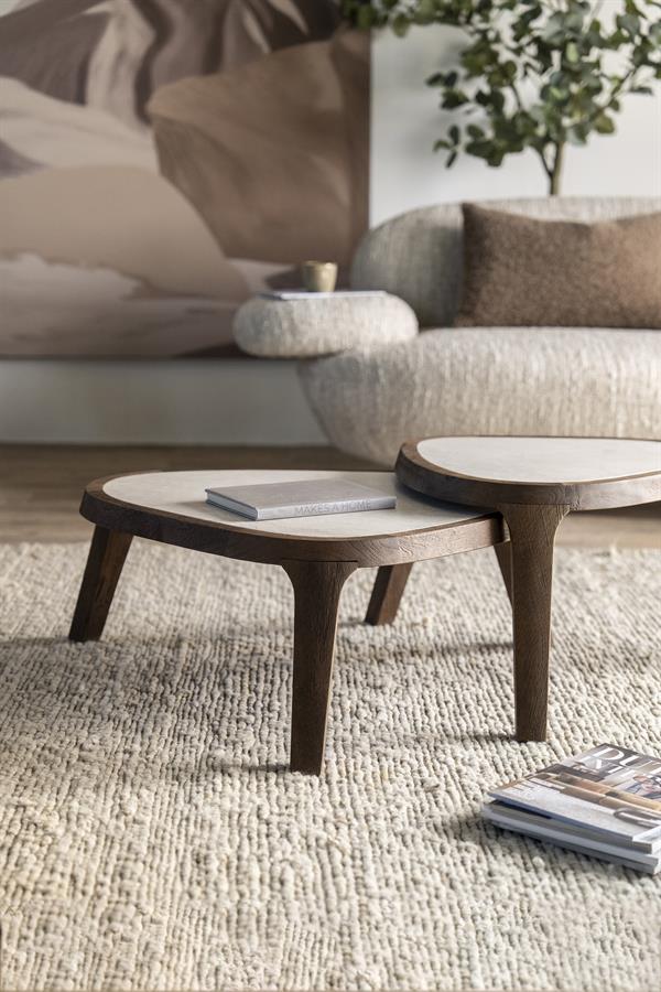 Der Couchtisch Fred Small Mangoholz in einem hellen Wohnzimmer mit Sofa und Teppich - Eleonora