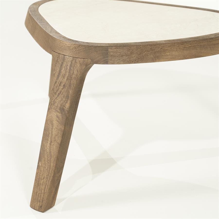 Nahaufnahme des Couchtisch Fred Small Mangoholz mit der organischen Form der Tischplatte und einem Bein auf weißem Hintergrund - Eleonora