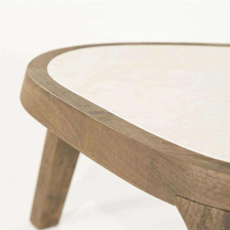Nahaufnahme des Couchtisch Fred Small Mangoholz mit heller Marmorplatte und Holzrand - Eleonora