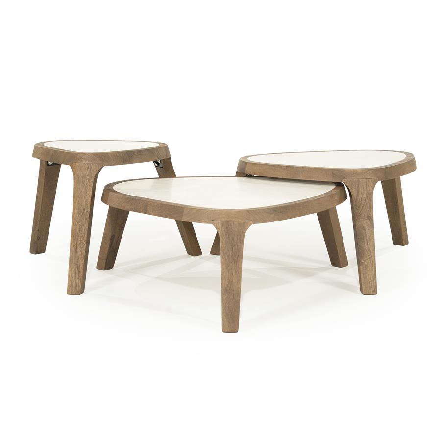 Drei Couchtisch Fred Small Mangoholz Tische mit weißen Platten, auf weißem Hintergrund - Eleonora