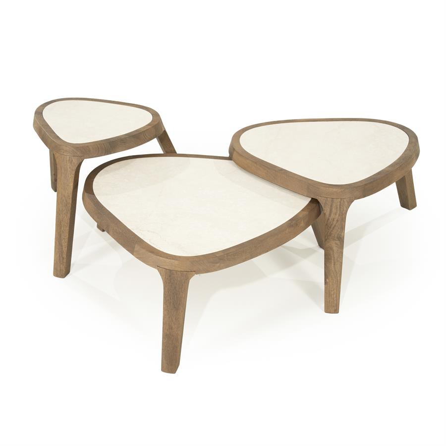 Drei Fred small Couchtische aus Mangoholz mit hellen Platten, auf weißem Hintergrund - Eleonora