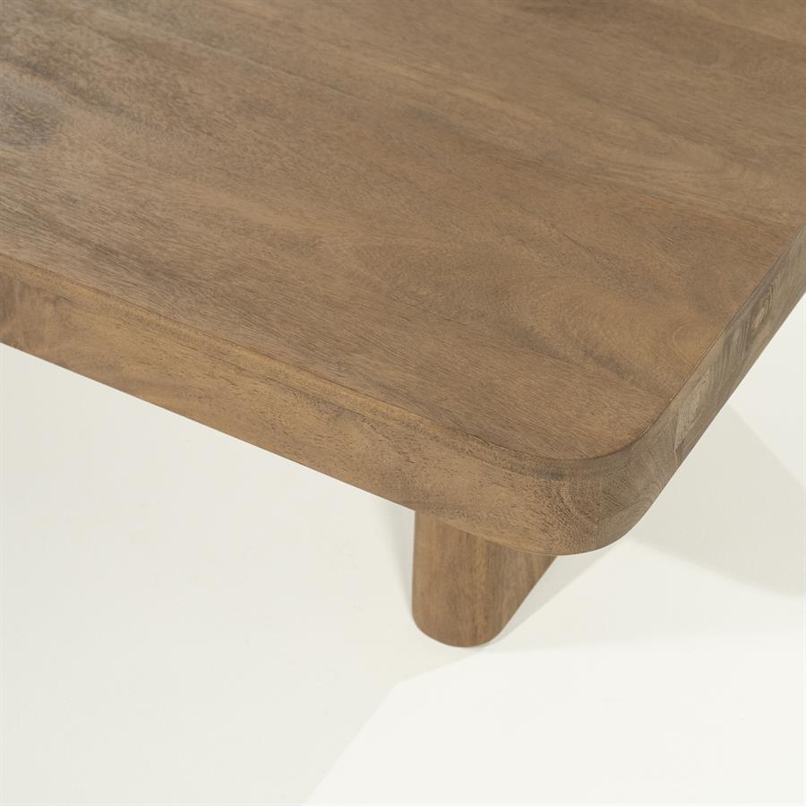 Detail des Couchtisch Edward Mangoholz mit einer abgerundeten Ecke und Bein auf weißem Hintergrund - Eleonora
