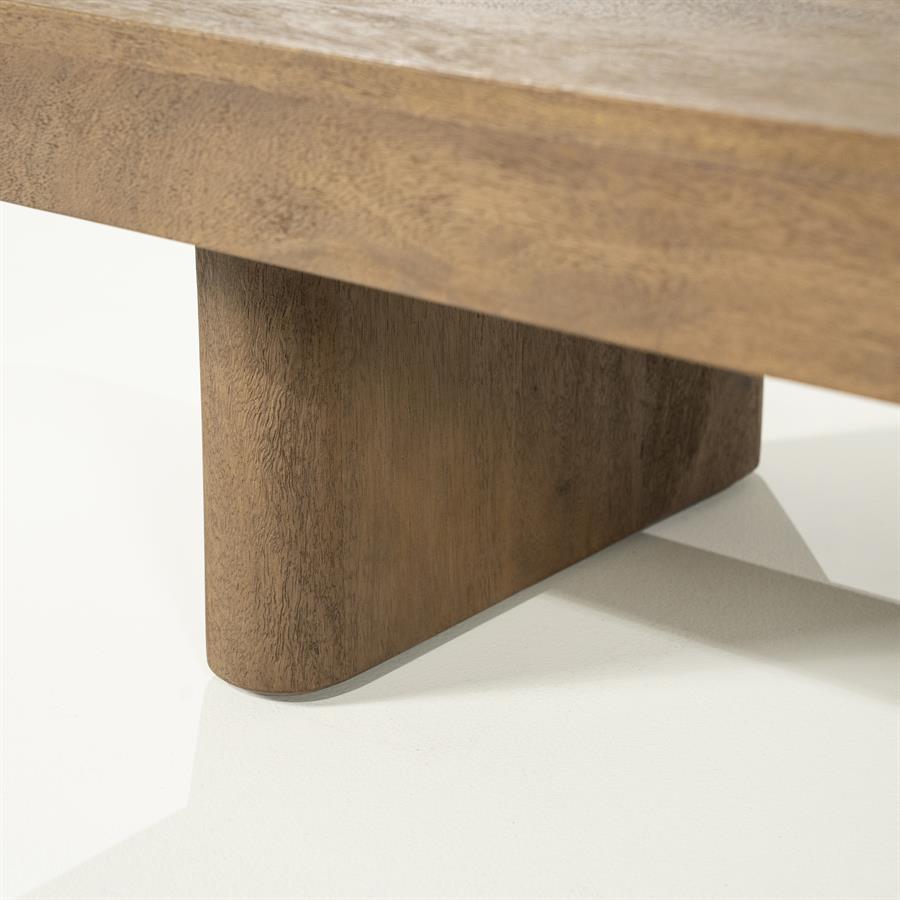 Detailaufnahme des Couchtisch Edward Mangoholz, mit Fokus auf das abgerundete Bein und die Holzstruktur - Eleonora