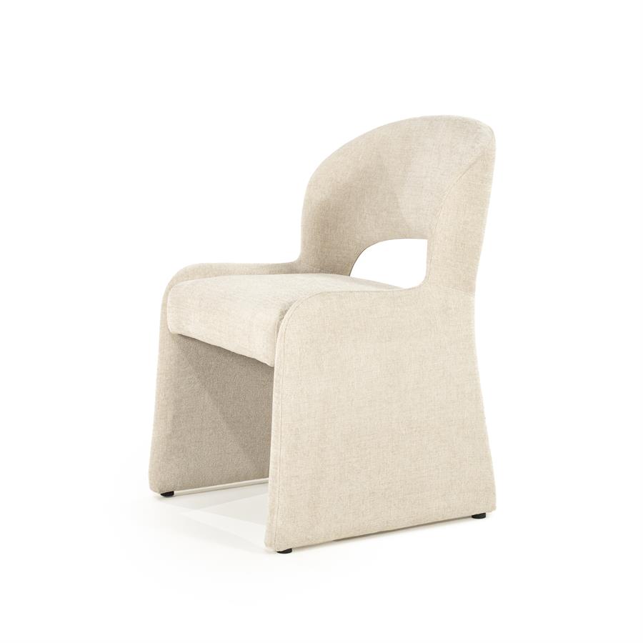 Stuhl Odette Serene von Eleonora, ein cremefarbener Polsterstuhl auf weißem Hintergrund