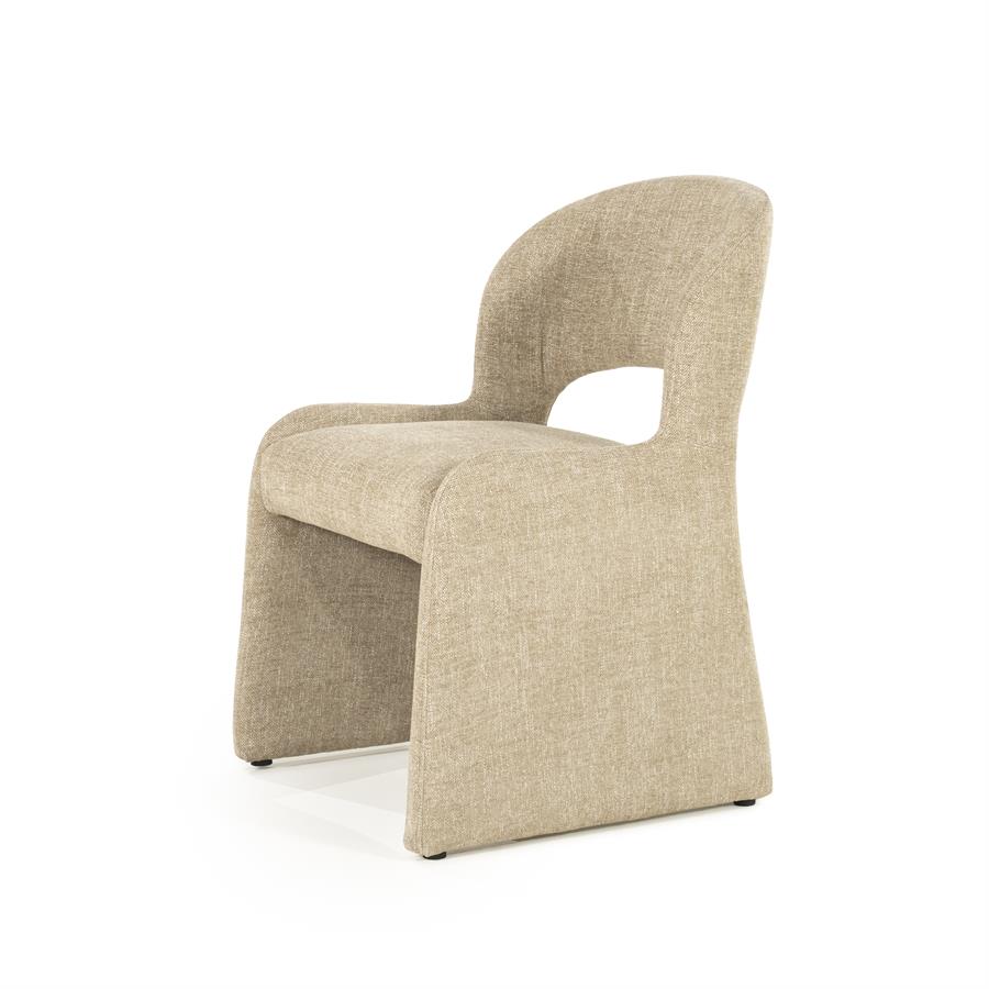Stuhl Odette Serene von Eleonora, ein beigefarbener Stoffstuhl mit offener Rückenlehne auf weißem Hintergrund