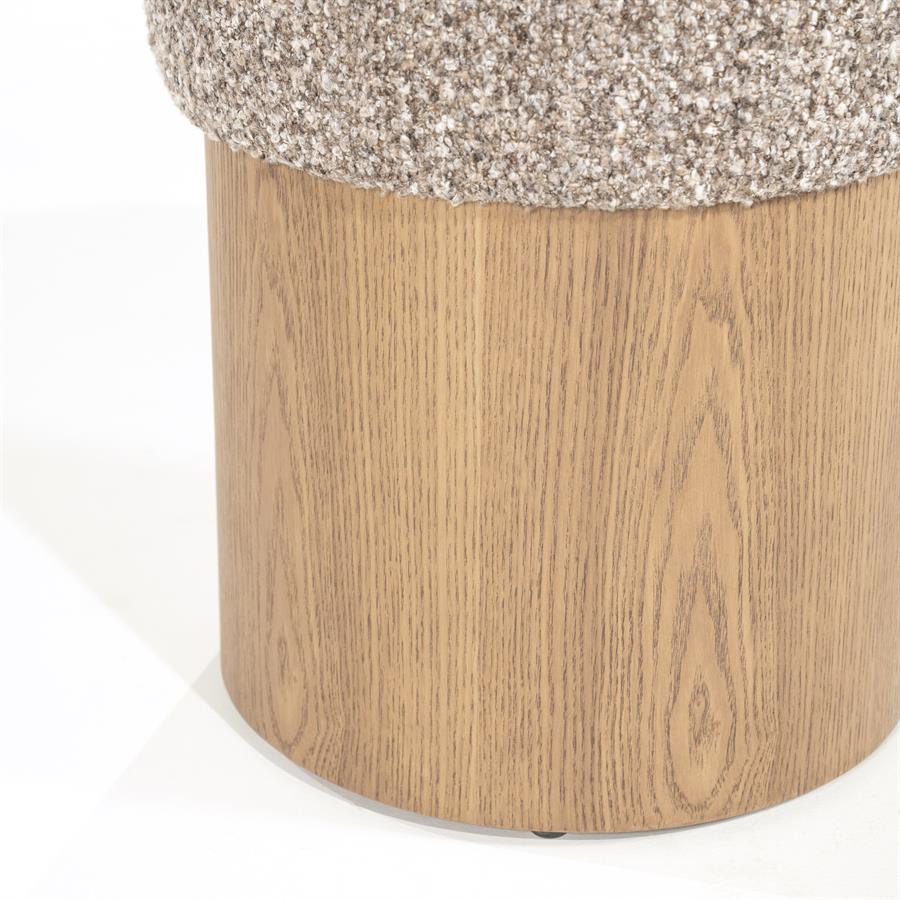 Detailaufnahme des Pouf George Flou mit der Struktur des Sitzes und dem Holzsockel auf weißem Hintergrund - Eleonora