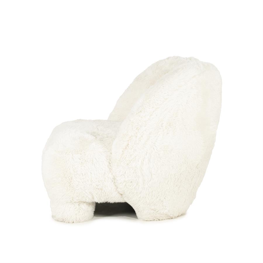 Sessel Samson Doodle mit flauschig weißem Bezug, aus einem niedrigen Winkel vor weißem Hintergrund fotografiert - Eleonora