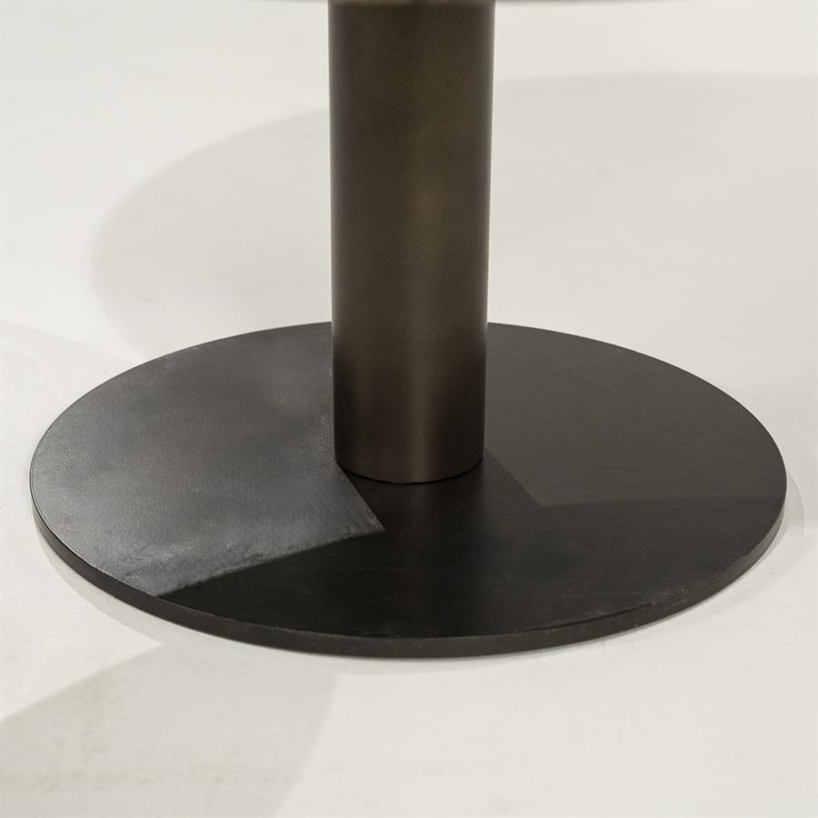 Detailaufnahme des runden, dunklen Metallfußes und des zylindrischen Beins des Couchtisch Luigi Eisen - Eleonora