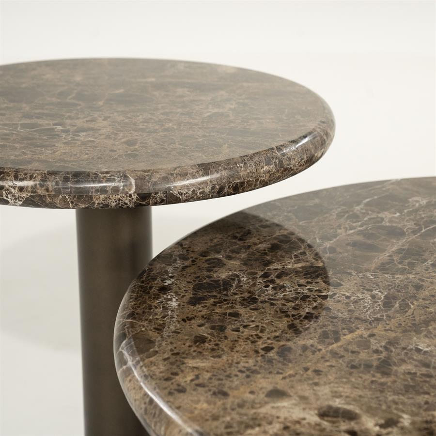 Detail von zwei runden Couchtisch Luigi Eisen mit Marmorplatte auf weißem Hintergrund - Eleonora