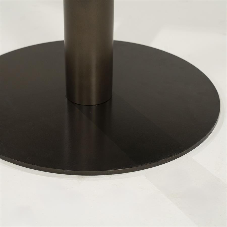 Detailaufnahme des runden, dunklen Metallfußes und der Säule des Esstischs Luigi - Eleonora