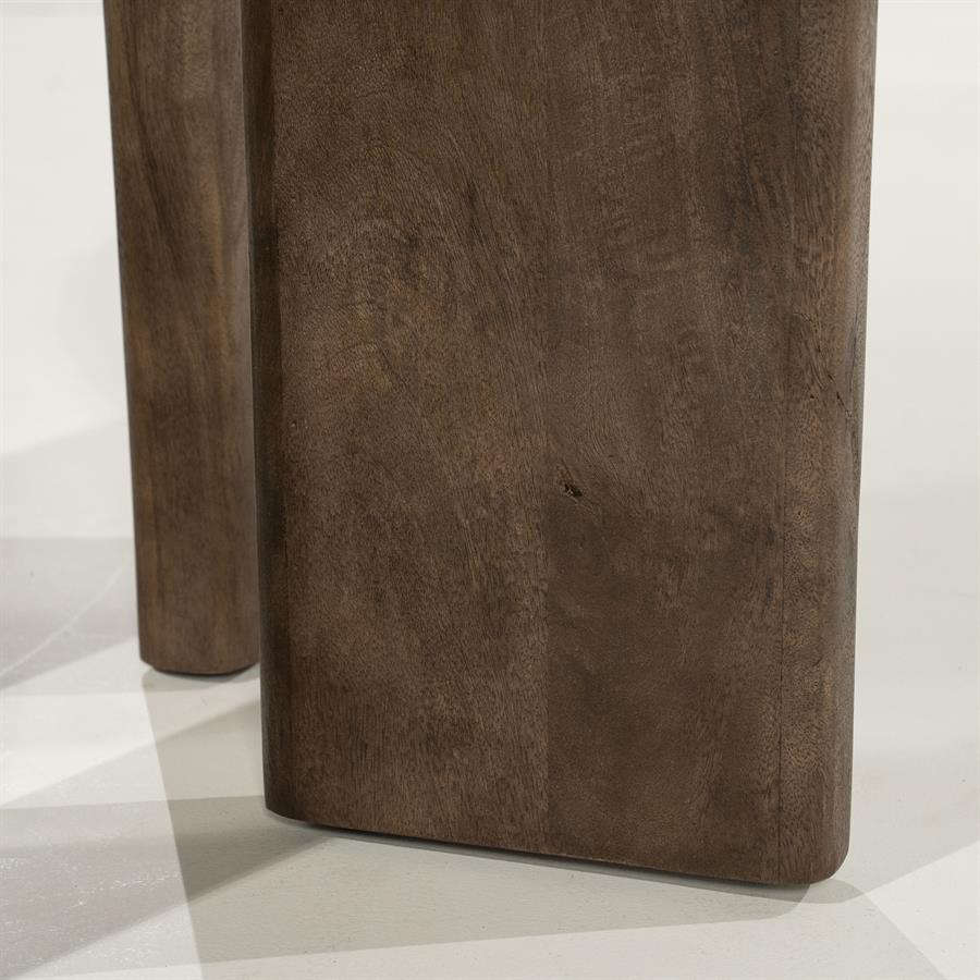 Detailaufnahme des robusten, dunkelbraunen Mangoholzbeins vom Esstisch Lando 127 cm Mangoholz - Eleonora
