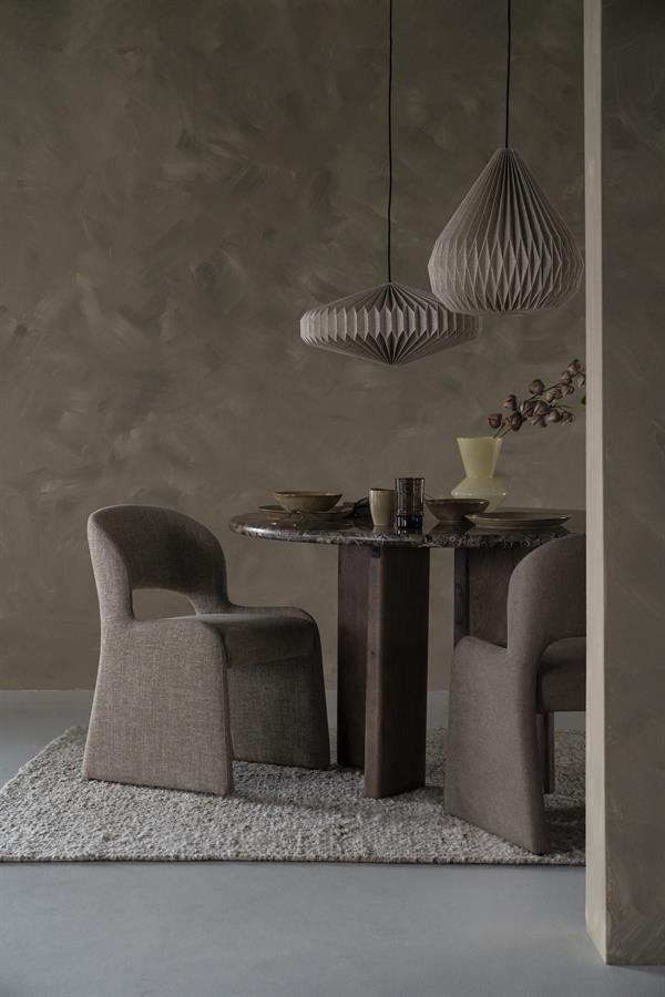 Esstisch Lando 127 cm Mangoholz in einer stimmungsvollen Esszimmer-Umgebung mit zwei Stühlen und Teppich - Eleonora