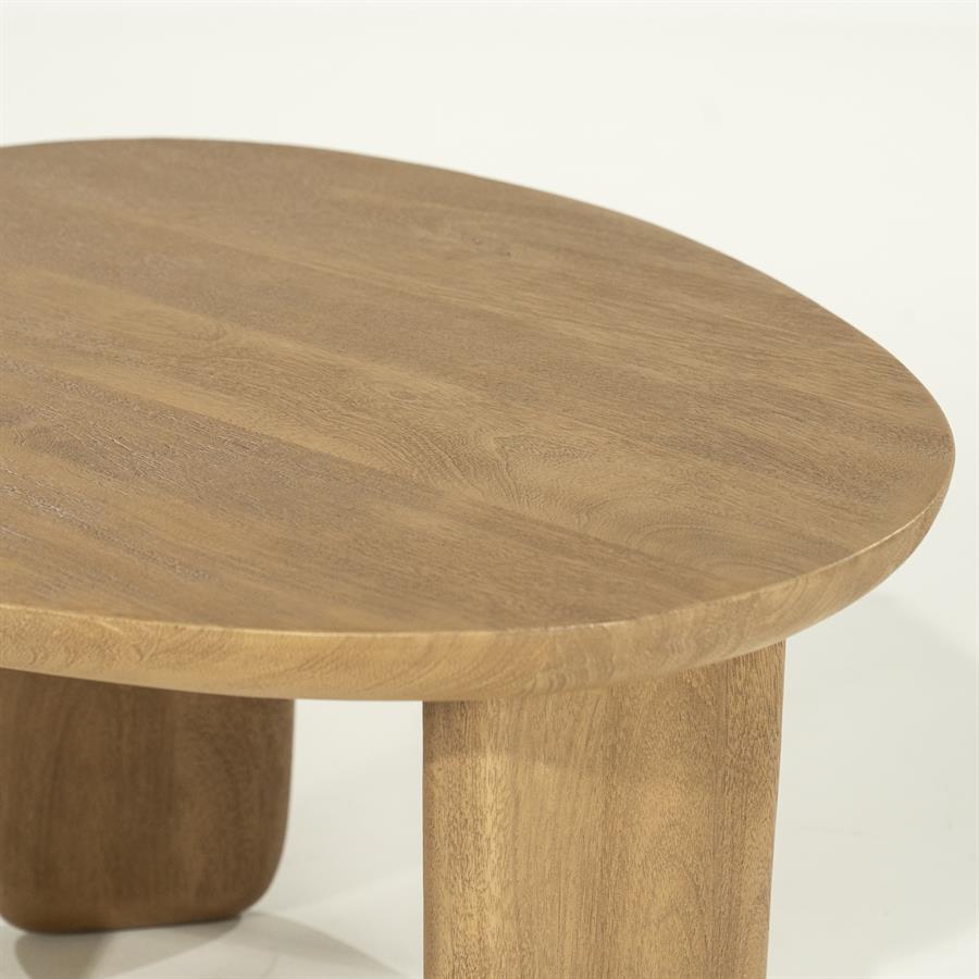 Detailaufnahme der runden Platte und der Beine des Couchtischs Maud small Mangoholz auf weißem Hintergrund - Eleonora