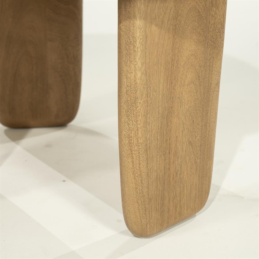 Detail des Couchtischs Maud small Mangoholz, mit Nahaufnahme der Holzbeine - Eleonora
