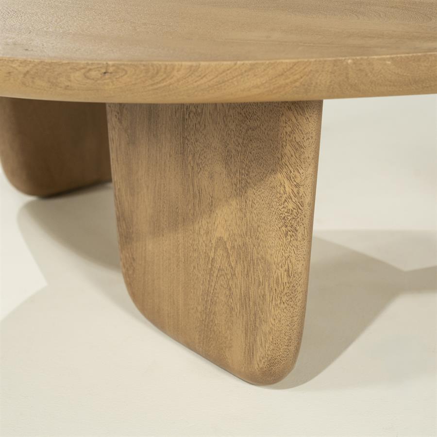 Detail des runden Beins vom Couchtisch Maud large Mangoholz auf weißem Hintergrund - Eleonora