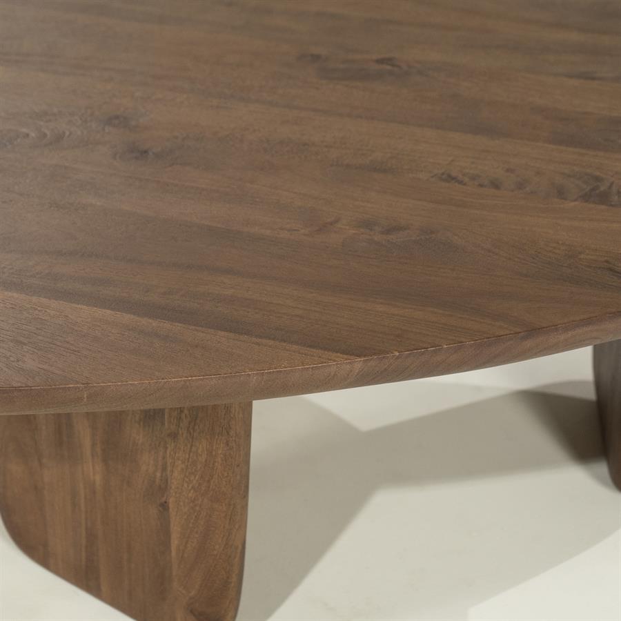 Detailaufnahme des Couchtisch Maud large Mangoholz, mit der runden Form und Holzbeinen - Eleonora