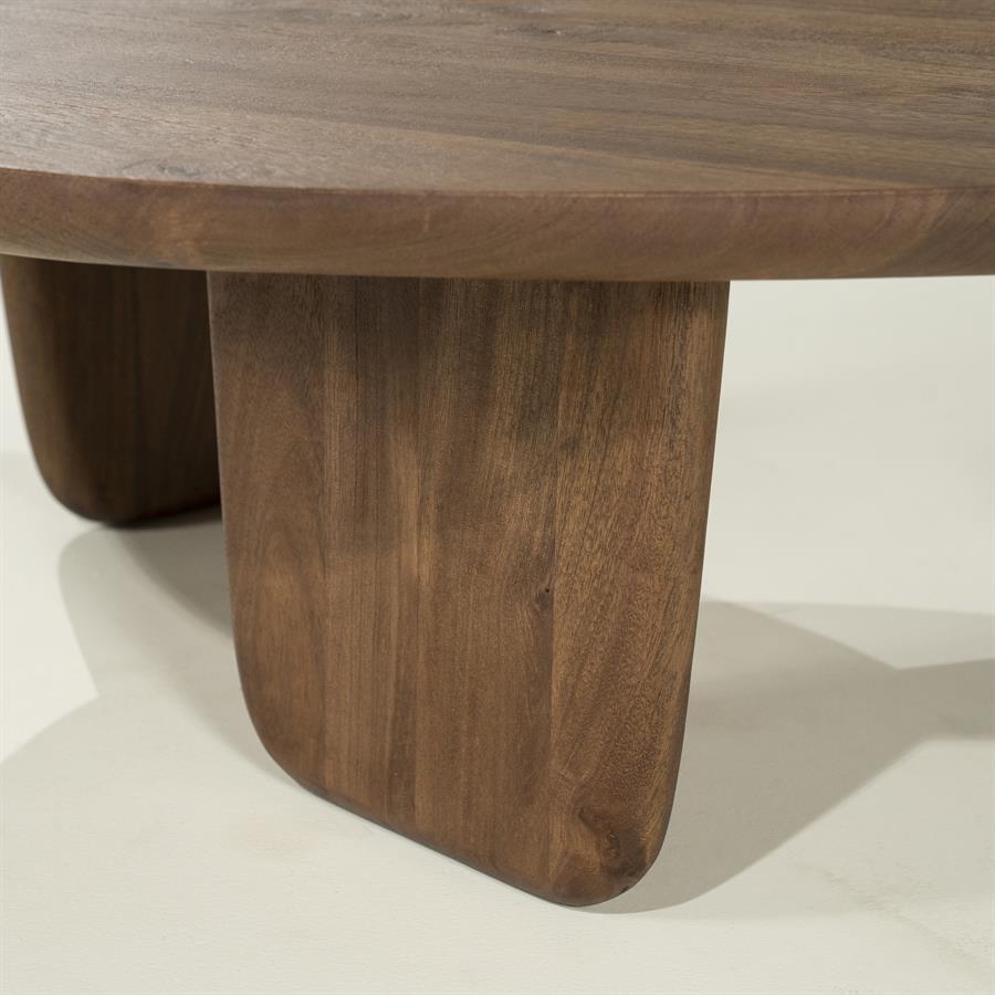 Detailansicht des Couchtisch Maud large Mangoholz, mit den massiven runden Beinen und der Tischplatte - Eleonora