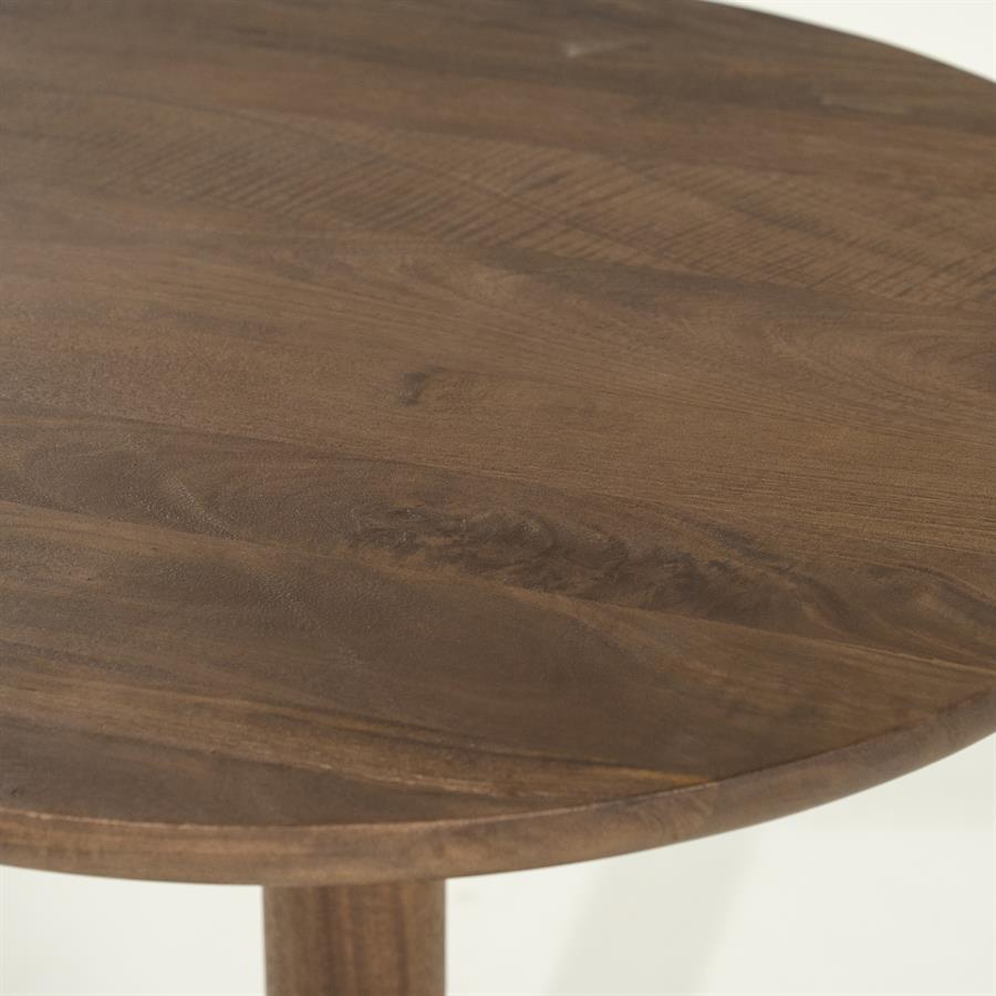 Nahaufnahme der runden Mangoholz-Tischplatte des Bistrotischs Florent, mit sichtbarer Holzmaserung - Eleonora