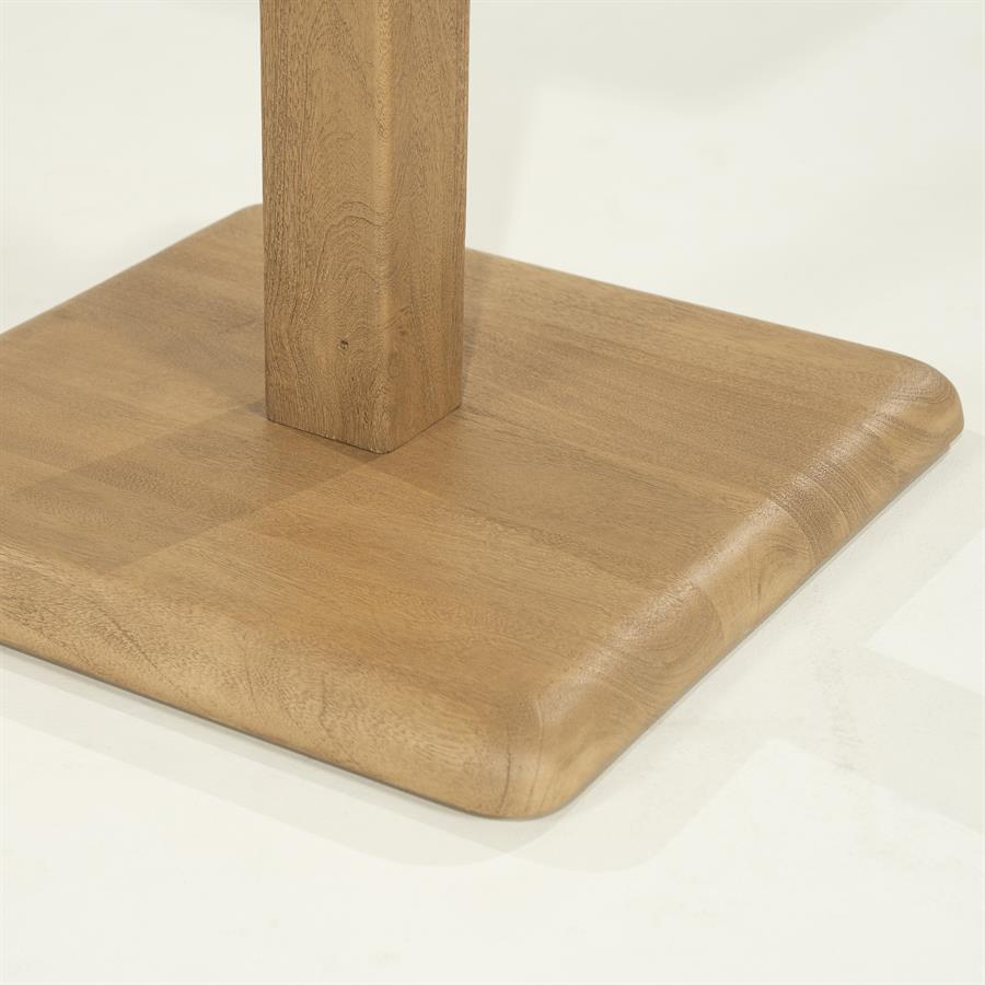 Detailaufnahme des quadratischen Holzfußes und Beins vom Bistrotisch Florent - Eleonora