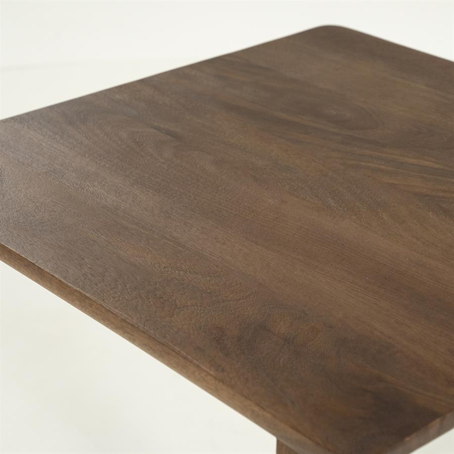 Detailaufnahme der quadratischen Mangoholzplatte des Bistrotischs Florent - Eleonora