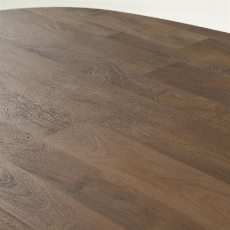 Nahaufnahme der dunklen Mangoholz-Tischplatte des Esstischs Tycho, mit Blick auf die Holzstruktur - Eleonora