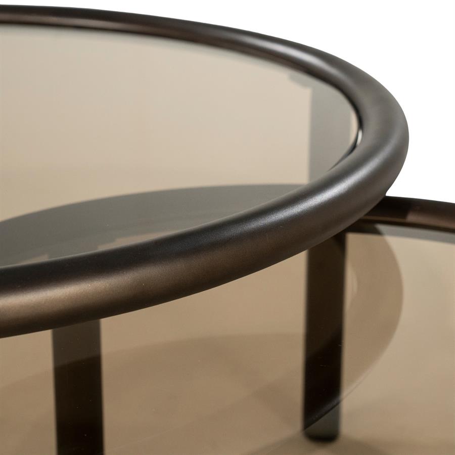 Detailaufnahme des Couchtisch-Sets Circo, mit Fokus auf die runden Glasplatten und den Eisenrahmen - Eleonora