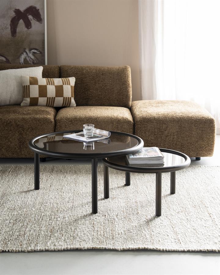 Couchtisch-Set Circo in einem stimmungsvollen Wohnzimmer mit braunem Sofa und hellem Teppich - Eleonora
