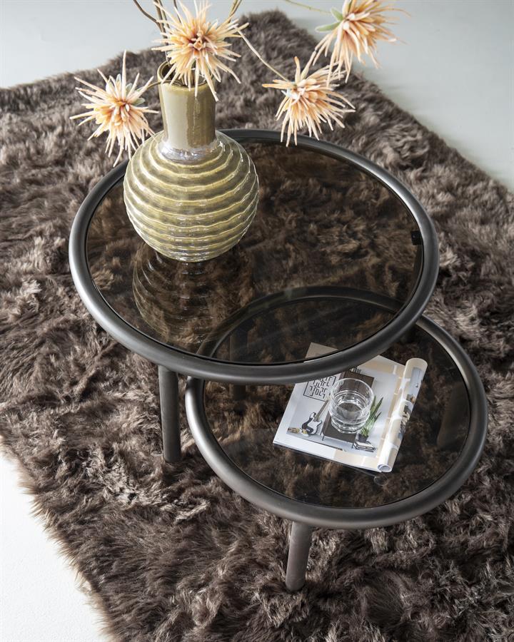 Draufsicht des Couchtisch-Sets Circo mit Vase und Zeitschrift auf einem dunkelbraunen Teppich - Eleonora