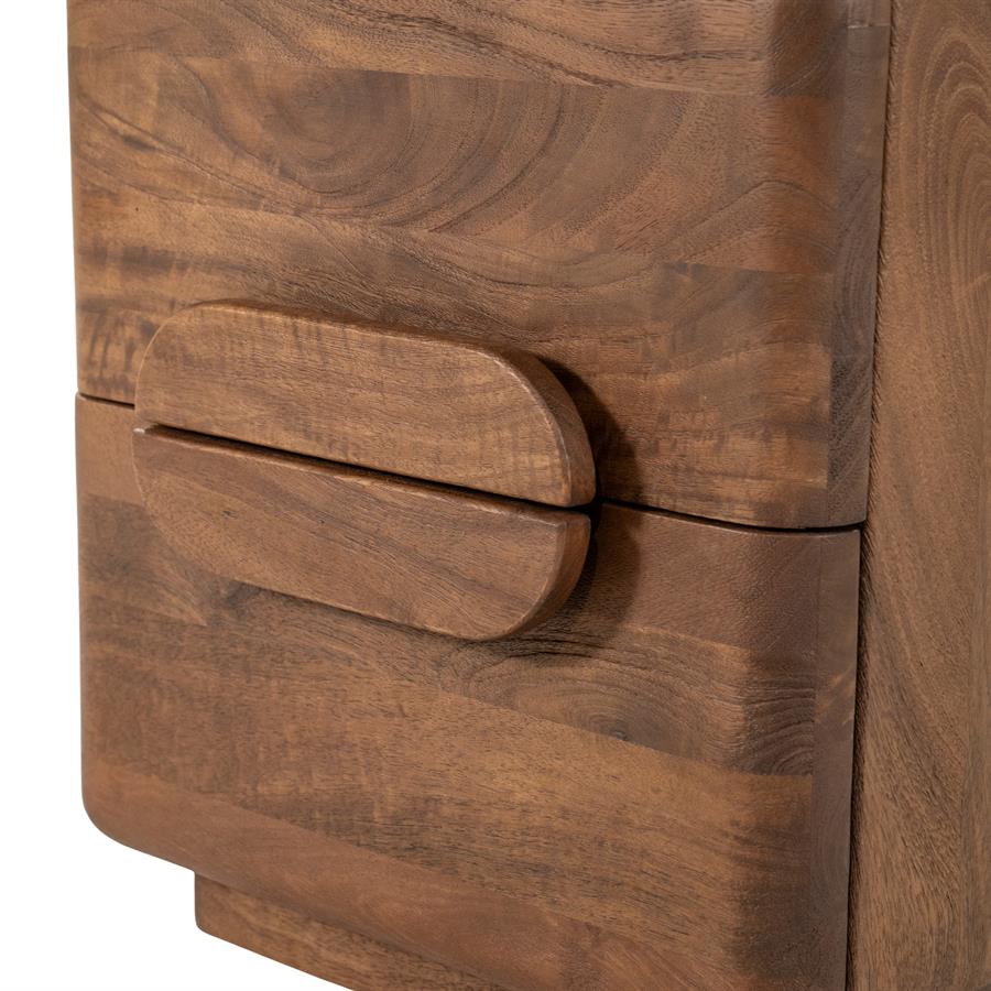 Detail der Schubladenkommode Murphy small Mangoholz, mit den charakteristischen ovalen Griffen und Holzmaserung - Eleonora