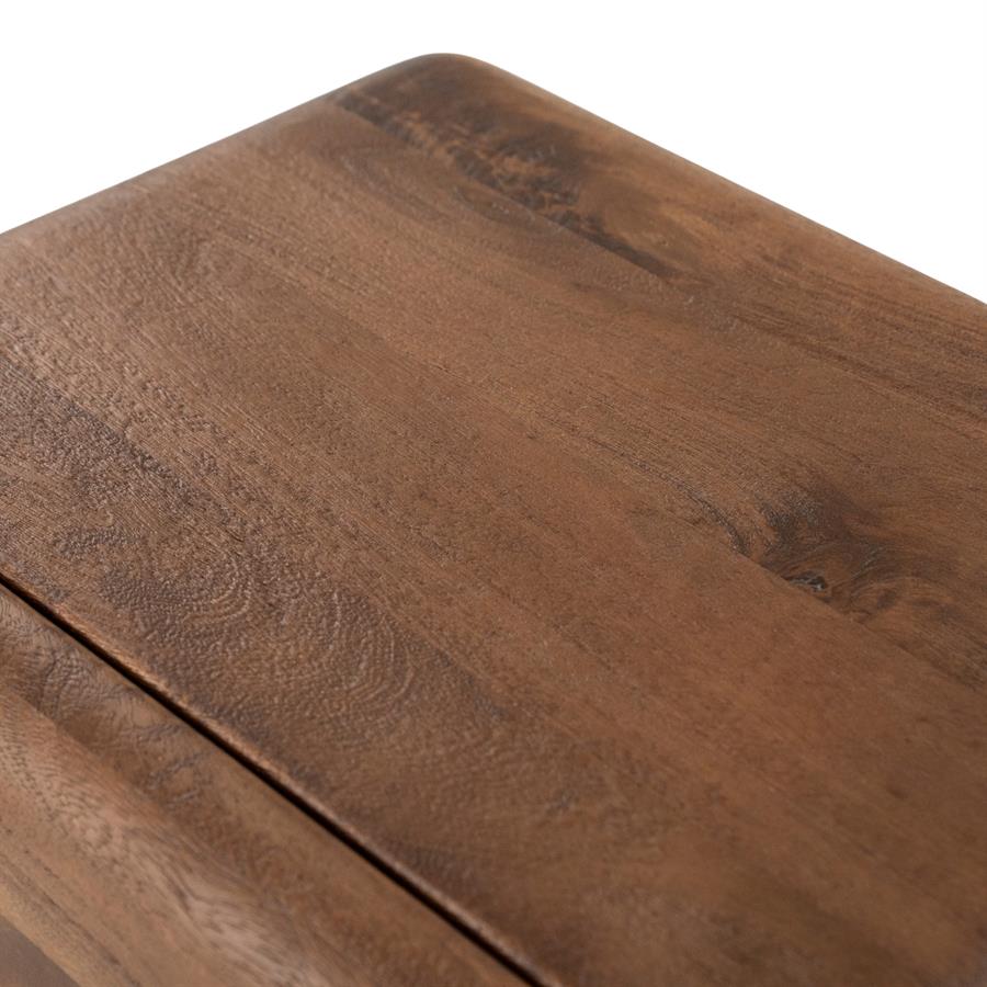 Nahaufnahme der Schubladenkommode Murphy small Mangoholz, mit Fokus auf die Holzmaserung und die Oberseite der Schublade - Eleonora