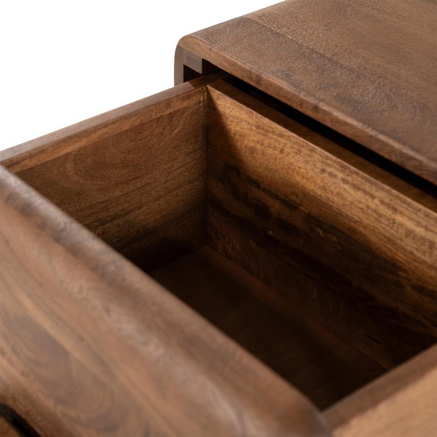 Detailaufnahme der geöffneten Schublade der Schubladenkommode Murphy small Mangoholz, mit Blick auf das Innere der Holzschublade - Eleonora