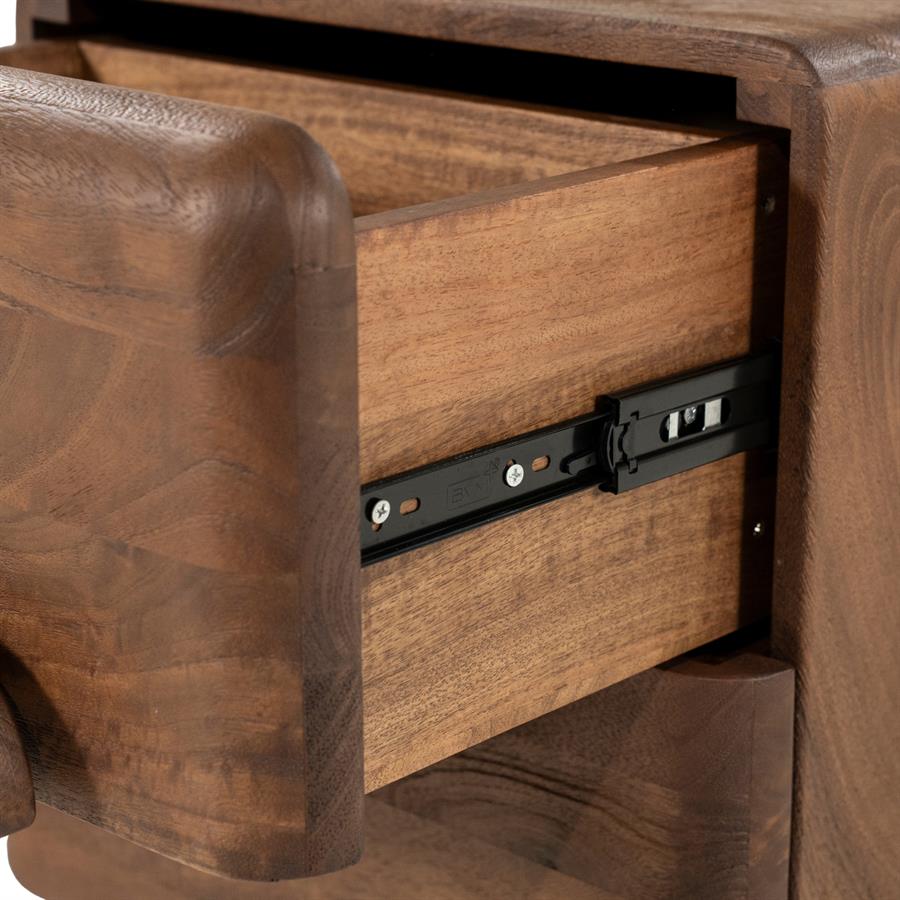 Detailaufnahme der Schubladenkommode Murphy small Mangoholz, mit einer geöffneten Schublade und Blick auf die Schubladenführung - Eleonora