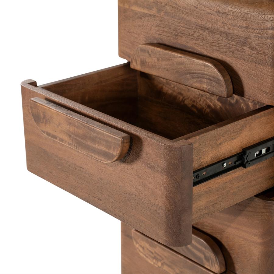 Detail der Schubladenkommode Murphy large Mangoholz, mit einer geöffneten Schublade, die das Innere und den Auszug zeigt - Eleonora
