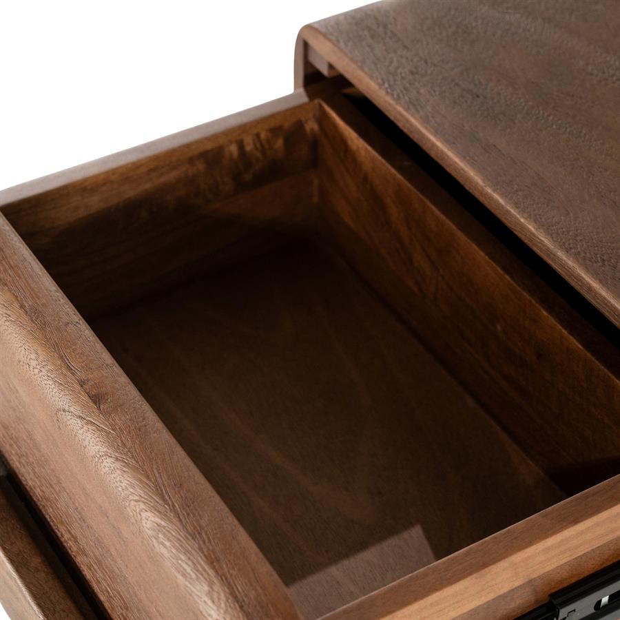 Detailaufnahme der geöffneten Schublade der Schubladenkommode Murphy large Mangoholz, schräg von oben fotografiert - Eleonora