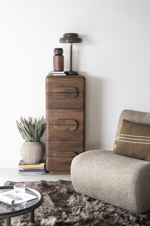 Schubladenkommode Murphy large Mangoholz in einem modernen Interieur mit Sessel und Beistelltisch - Eleonora