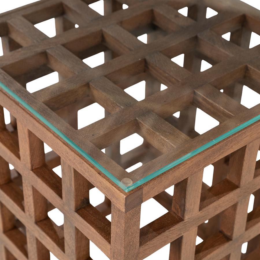 Detailaufnahme des Beistelltisch Heras Mangoholz mit Glasplatte, schräg von oben gesehen - Eleonora